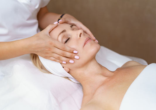 Masaje facial Kobido con maniobras manuales en mejillas y sienes.